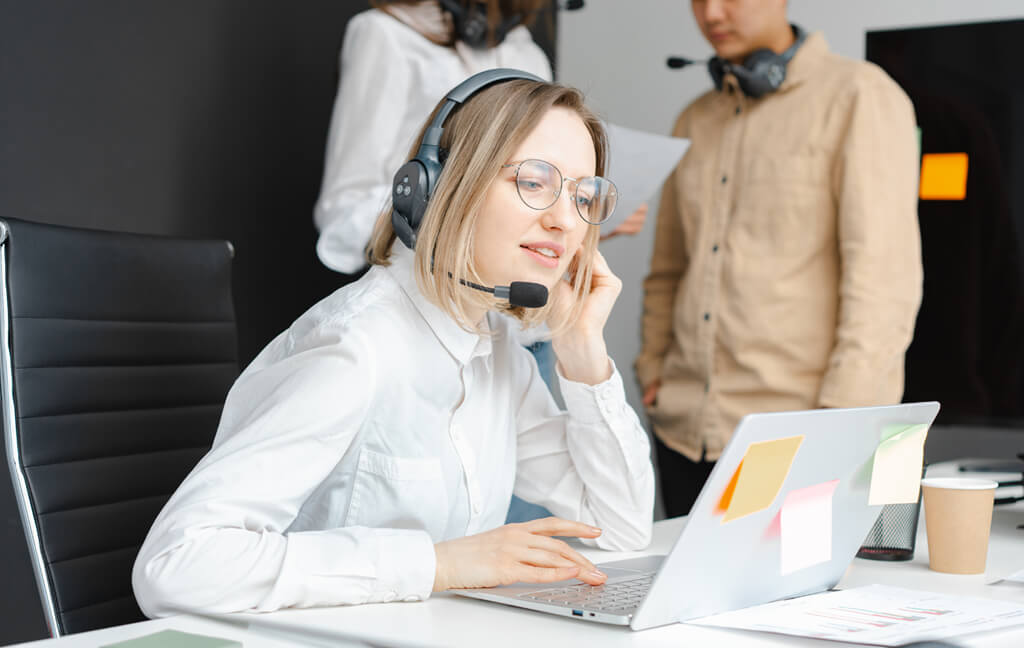 Teilnehmerinnen und Teilnehmer bei einem Online-Marketing Kurs vor einem Laptop