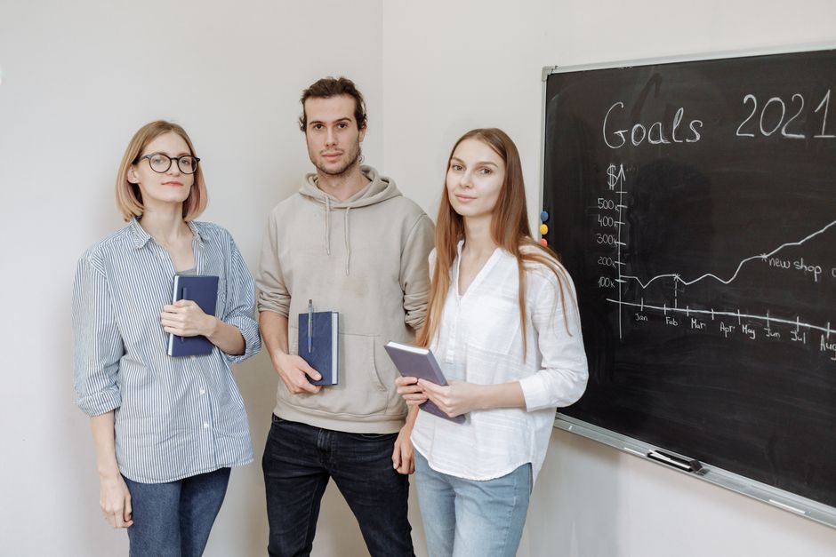 Übersicht von Lernmaterialien und Checklisten für digitales Marketing